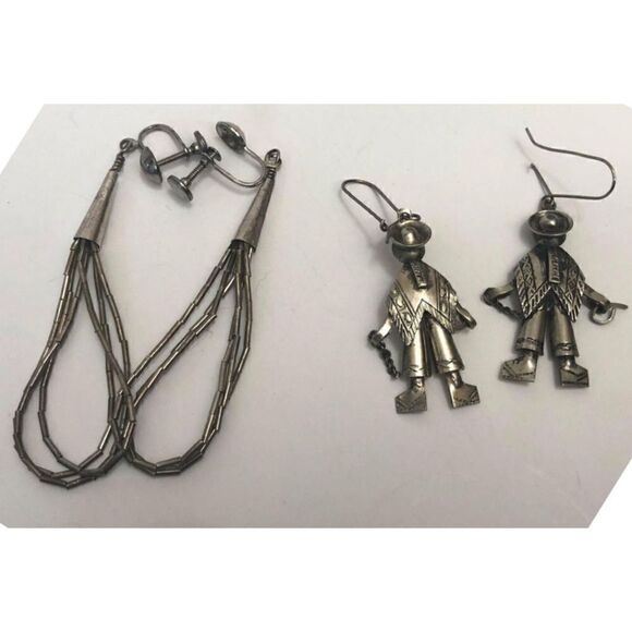 099 Vintage southwest Loop screwback cultural man Pierced silvertone Earrings - Picture 1 of 2